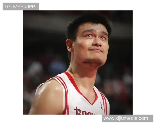 姚明在比赛中摔倒却成功抢断展现惊人反应速度与拼搏精神